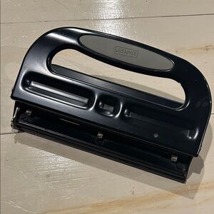 Staples Black 3-Hole Punch
